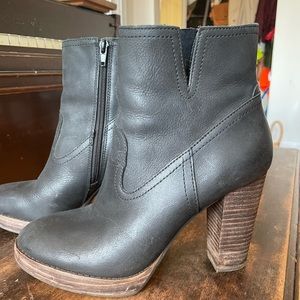 Lucky Brand size 8.5 us 39 eu black leather boots with side zip & stacked heel.